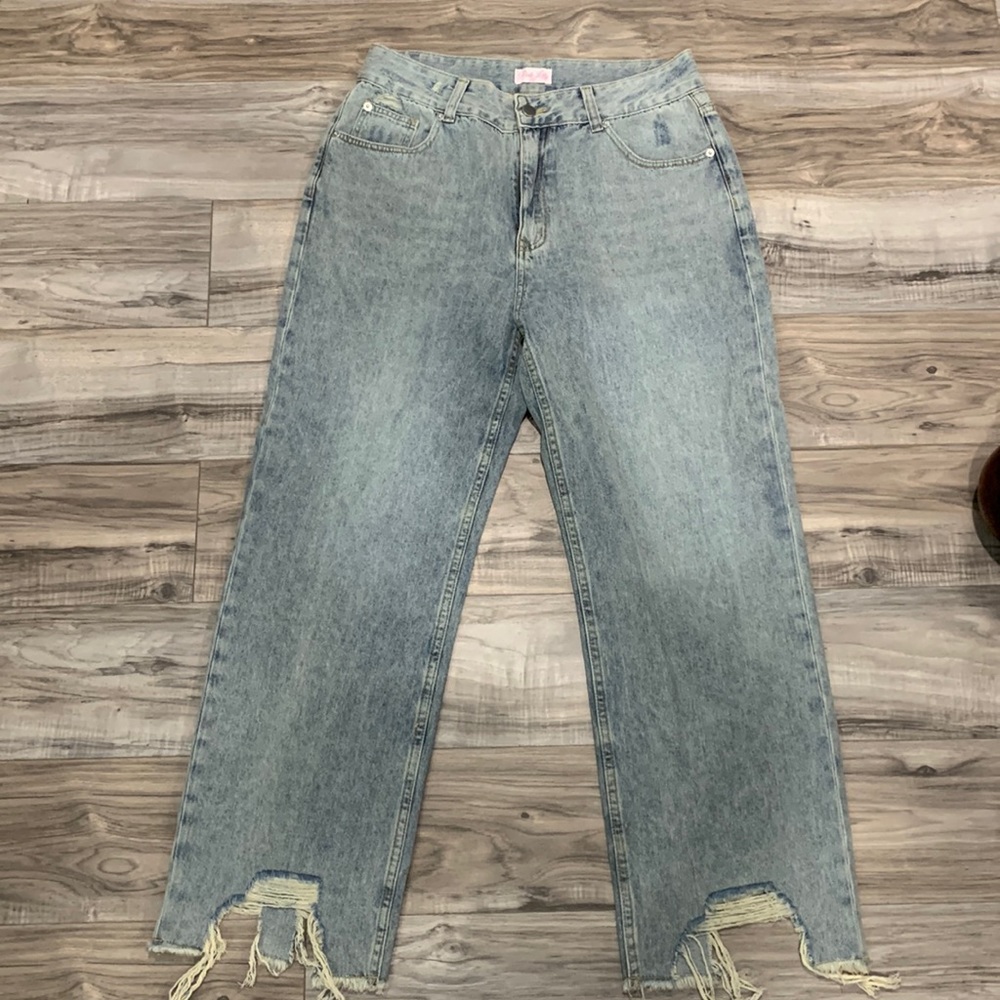 These are true boyfriend cut jeans that have never been worn.